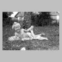 081-0038 Reinlacken 1942 - Renate Schulz im Obstgarten. Im Hintergrund das Wohnhaus.JPG